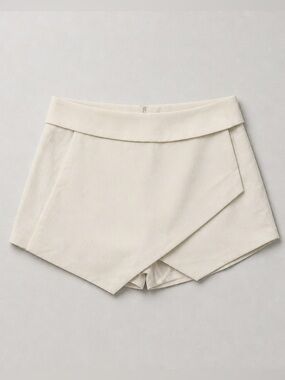 Women's Cream Skort / Shorts - size small